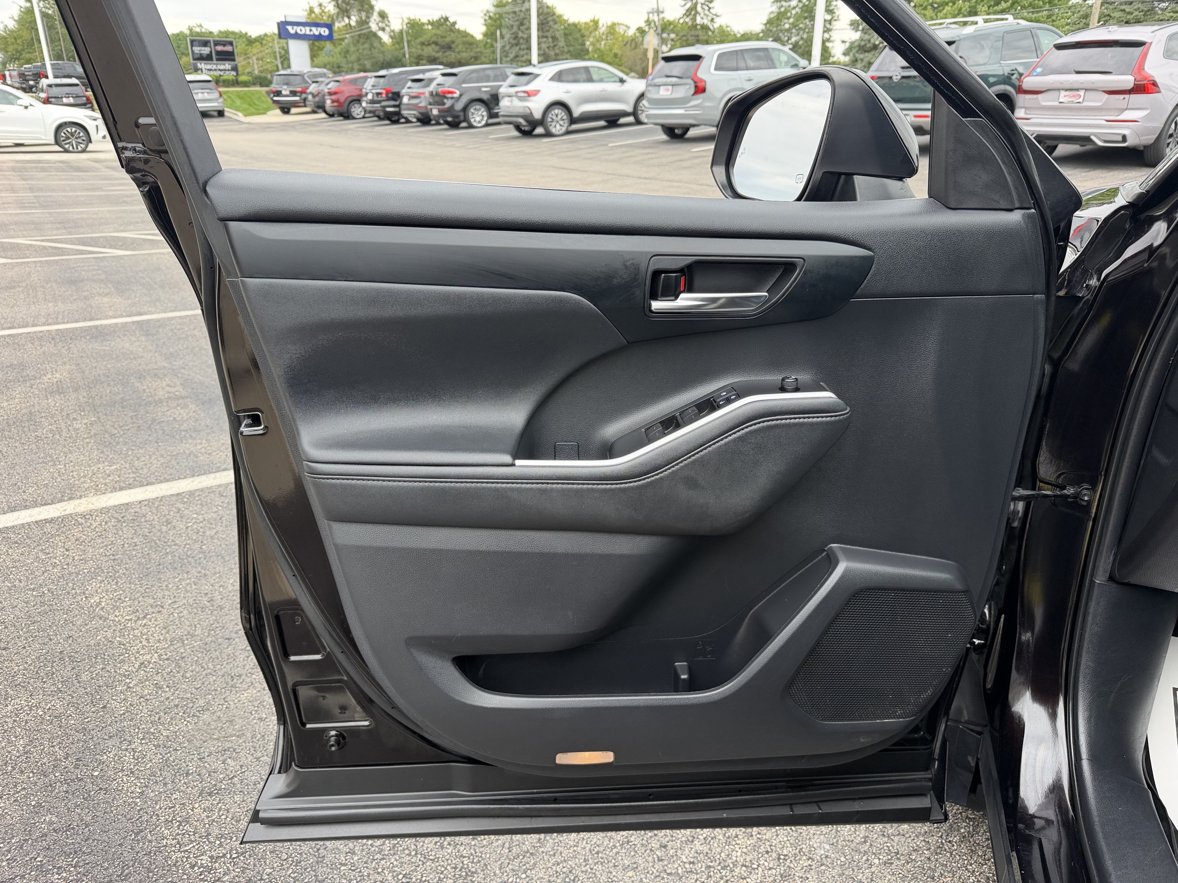 Used 2021 Toyota Highlander XLE AWD/4WD image 7