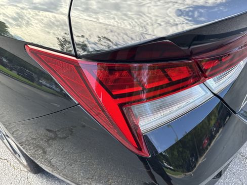 Used 2023 Hyundai Elantra Limited FWD image 9