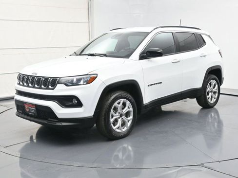 Used 2025 Jeep Compass Latitude AWD/4WD image 1