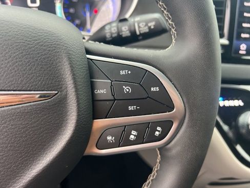 Used 2024 Chrysler Pacifica Touring-L image 13