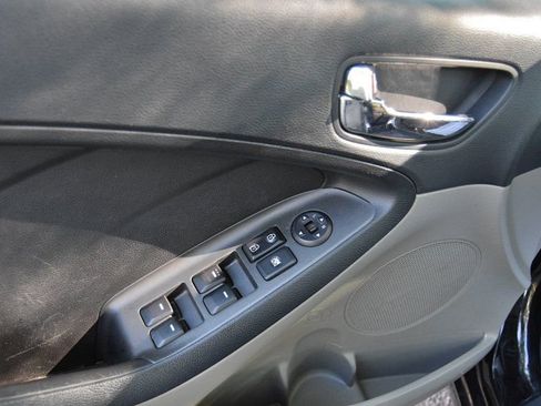 Used 2015 Kia Forte LX image 15