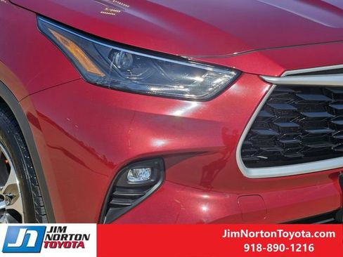 Used 2023 Toyota Highlander XLE FWD image 8