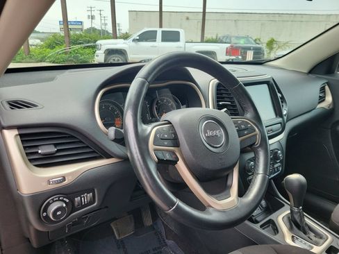 Used 2015 Jeep Cherokee Latitude FWD image 19