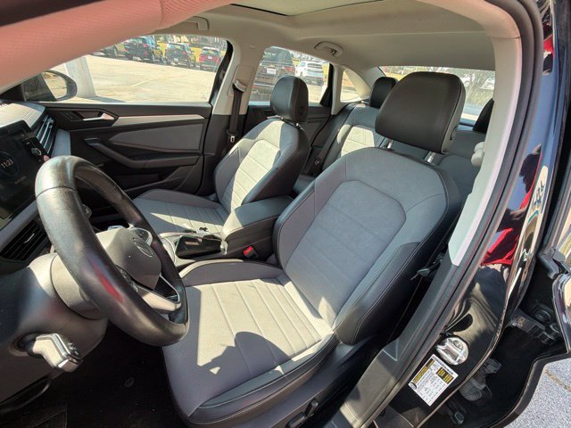 Used 2025 Volkswagen Jetta SE FWD image 39