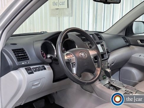 Used 2013 Toyota Highlander SE image 24