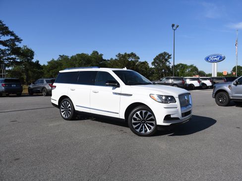 Used 2022 Lincoln Navigator Reserve AWD/4WD image 2