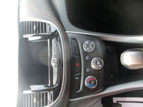 Used 2019 Chevrolet Trax LT w/ LT Convenience Package FWD image 12
