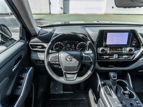 Used 2023 Toyota Highlander XLE AWD/4WD image 26