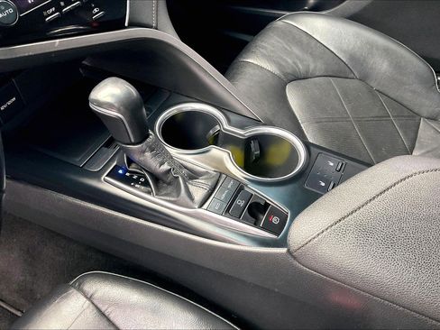 Used 2018 Toyota Camry XLE image 16