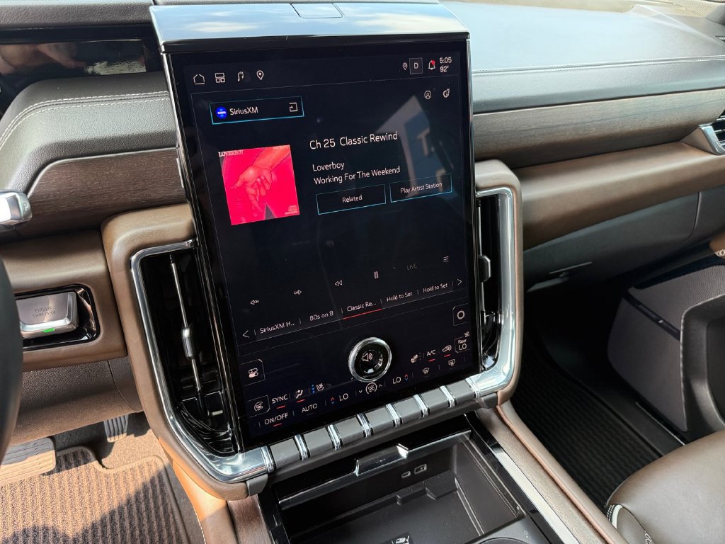 Used 2025 GMC Yukon XL Denali Ultimate AWD/4WD image 19