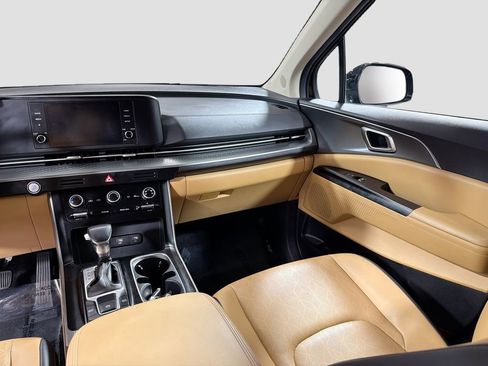 Used 2024 Kia Carnival LX FWD image 24