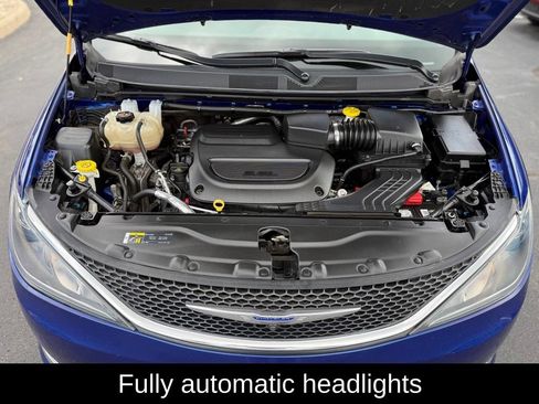 Used 2019 Chrysler Pacifica Touring Plus w/ Advanced Safetytec Group FWD image 9