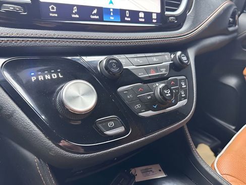 Used 2023 Chrysler Pacifica Pinnacle FWD image 25