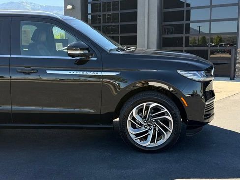 Used 2025 Lincoln Navigator Reserve AWD/4WD image 42