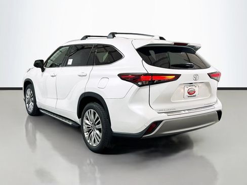 Used 2025 Toyota Highlander Platinum AWD/4WD image 6