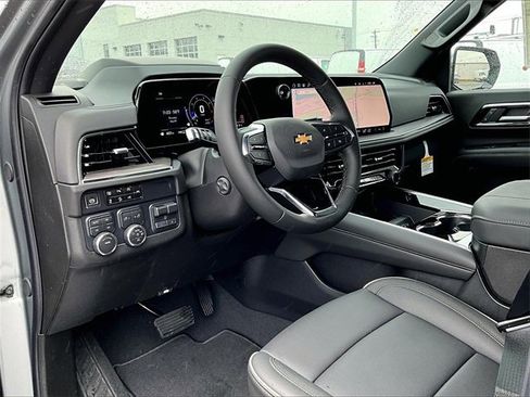 New 2025 Chevrolet Suburban Premier image 8