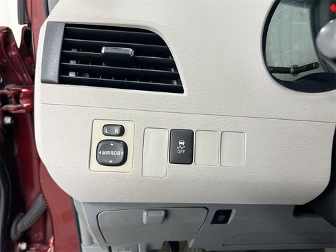 Used 2011 Toyota Sienna LE image 17