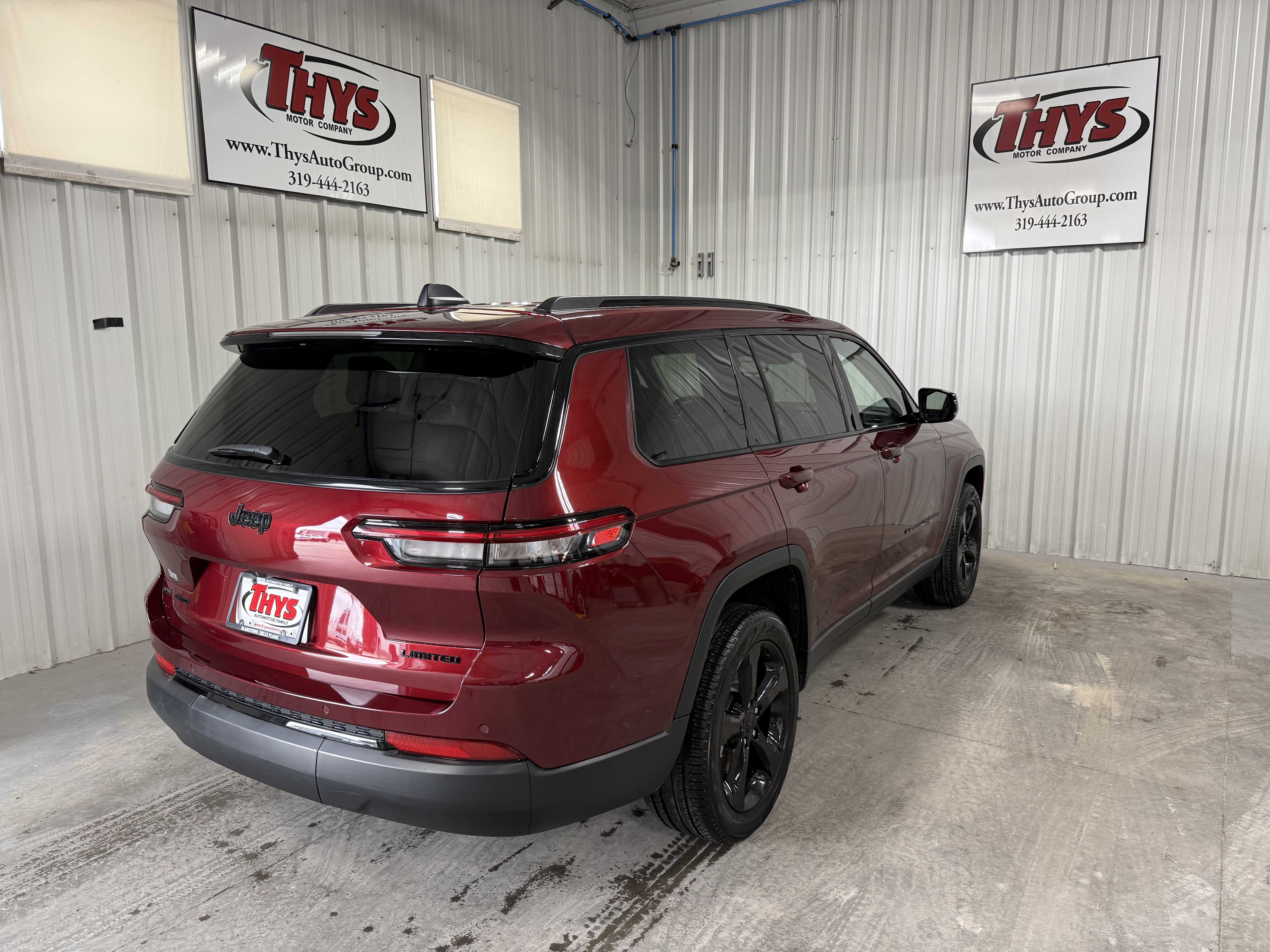 Used 2023 Jeep Grand Cherokee L Limited w/ Black Appearance Package AWD/4WD image 3