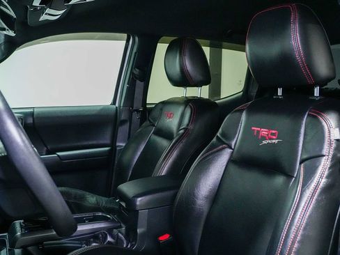 Used 2018 Toyota Tacoma TRD Sport w/ Technology Package image 17