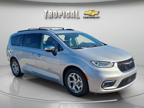 Used 2023 Chrysler Pacifica Limited image 4