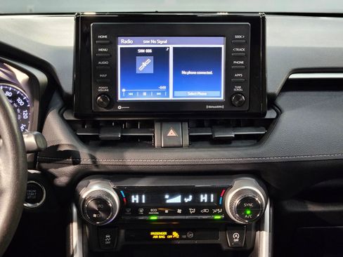 Used 2022 Toyota RAV4 XLE w/ Convenience Package image 16