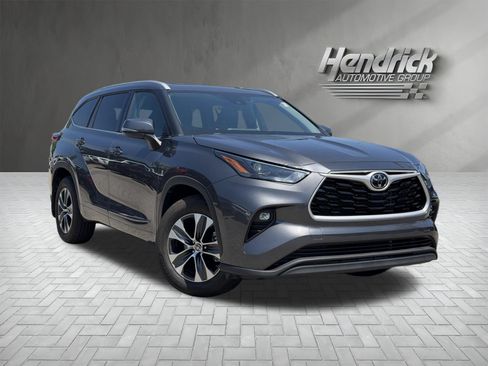 Used 2022 Toyota Highlander XLE FWD image 2