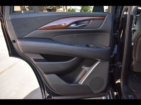 Used 2017 Cadillac Escalade Luxury image 21