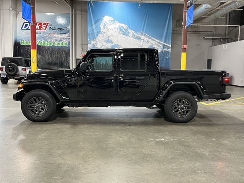 New 2025 Jeep Gladiator Sport image 2