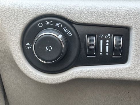 Used 2024 Chrysler Pacifica Touring-L image 29