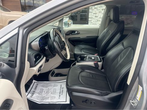 Used 2019 Chrysler Pacifica Limited image 10