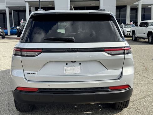 Used 2023 Jeep Grand Cherokee Altitude AWD/4WD image 5