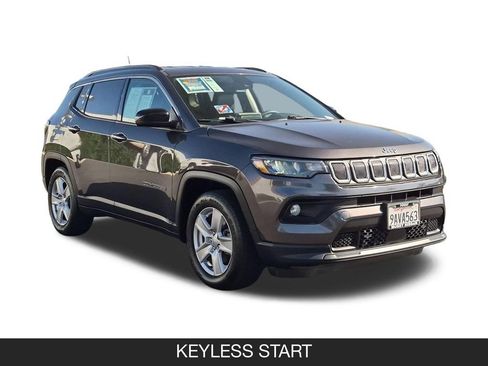 Used 2022 Jeep Compass Latitude FWD image 2
