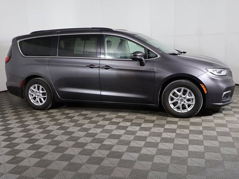 Used 2022 Chrysler Pacifica Touring-L image 15