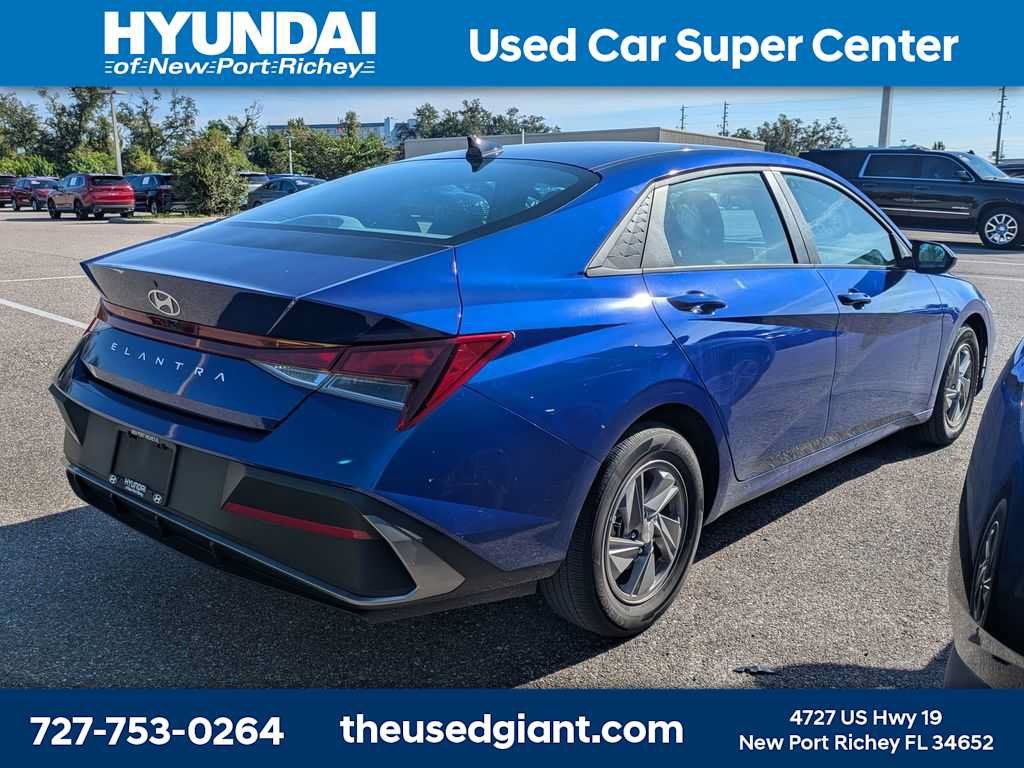 Certified 2025 Hyundai Elantra SE FWD image 2