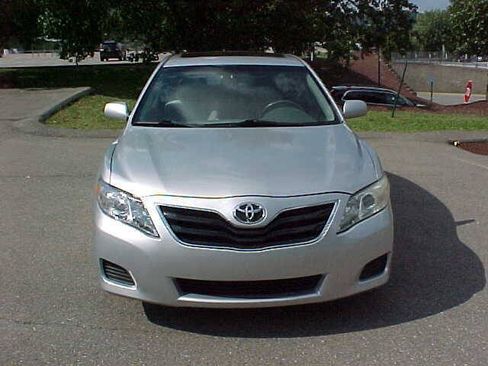 Used 2010 Toyota Camry LE FWD image 2