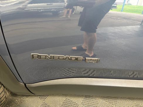 Used 2021 Jeep Renegade Latitude w/ Convenience Group image 9