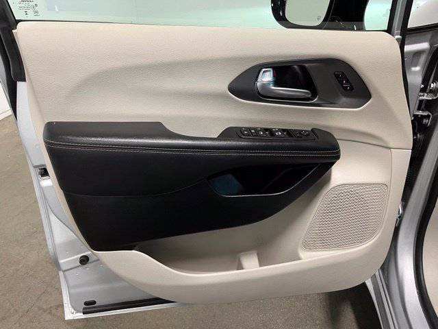 Used 2024 Chrysler Pacifica Touring-L FWD image 20