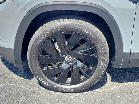 Used 2024 Volkswagen Atlas Cross Sport SE w/ Panoramic Sunroof Package FWD image 29