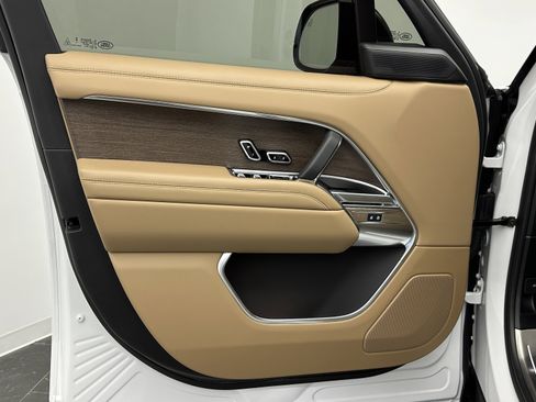 Used 2025 Land Rover Range Rover Long Wheelbase SE image 22