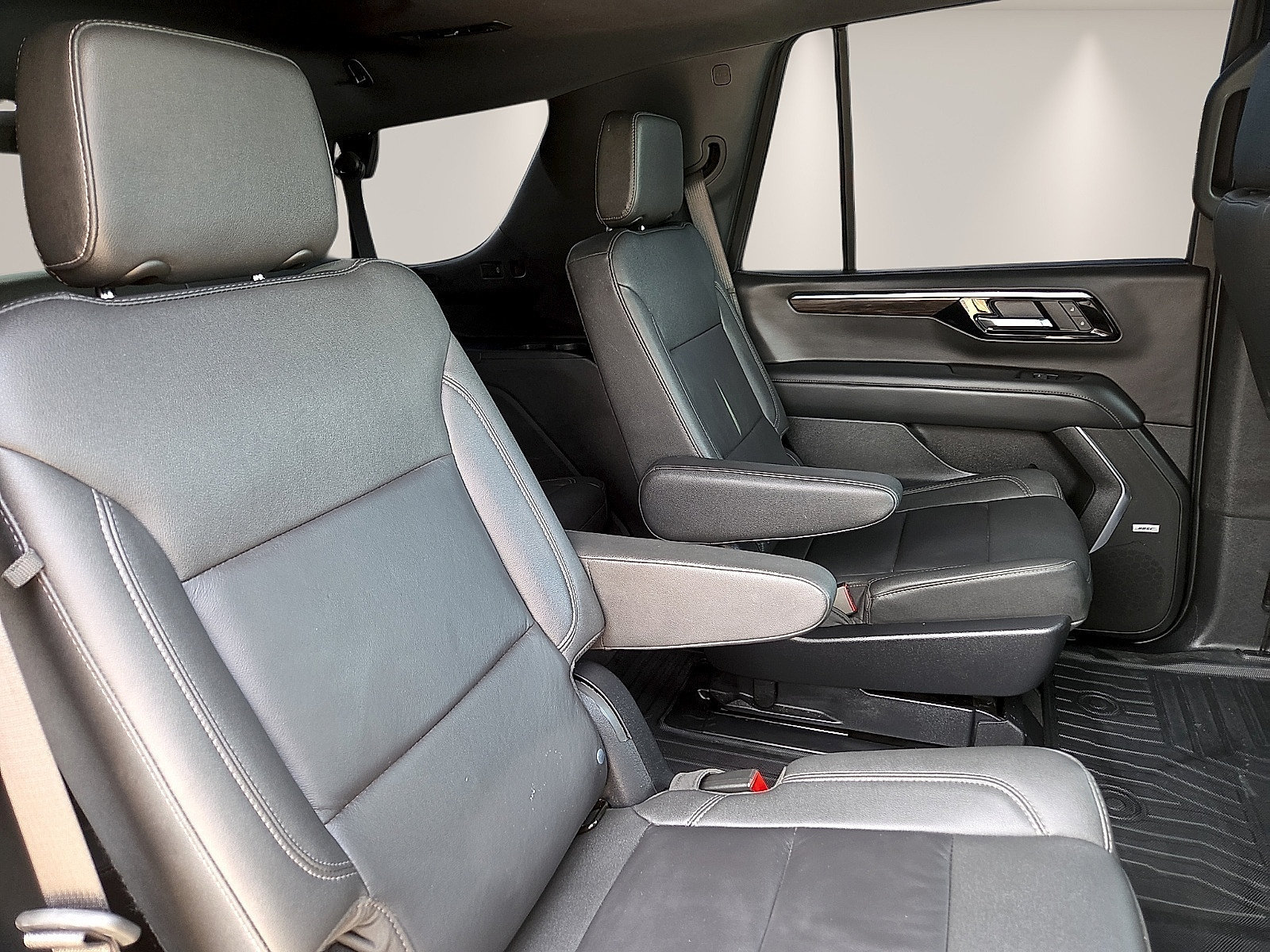 Used 2025 Chevrolet Tahoe LT w/ Comfort Package RWD image 10
