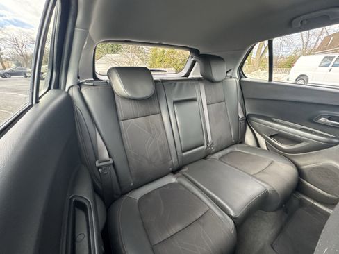 Used 2022 Chevrolet Trax LT w/ Sport Edition image 28