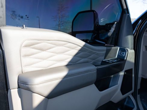 Used 2025 Ford F250 Platinum w/ Platinum Plus Package image 40