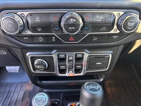 Used 2018 Jeep Wrangler Unlimited Sahara image 30