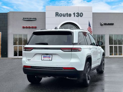 Used 2025 Jeep Grand Cherokee Altitude AWD/4WD image 4
