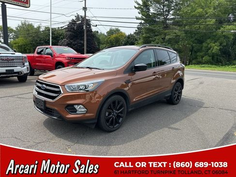 Used 2017 Ford Escape SE w/ SE Sport Appearance Package FWD image 1