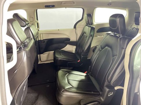 Used 2024 Chrysler Pacifica Touring-L image 22