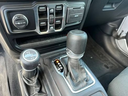 Used 2022 Jeep Gladiator Sport AWD/4WD image 17