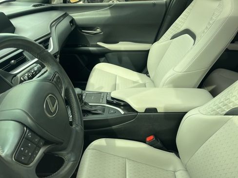 Used 2019 Lexus UX 200 image 5