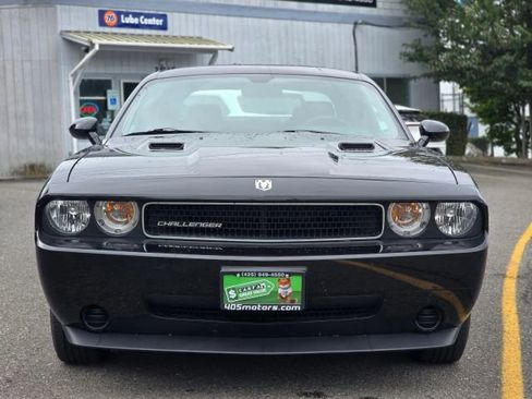 Used 2010 Dodge Challenger SE image 2