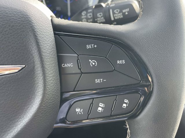 Used 2025 Chrysler Pacifica Limited FWD image 23